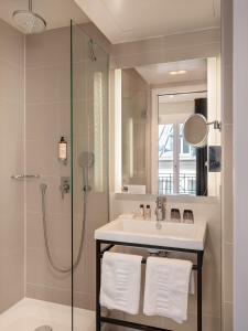 巴黎勒马伊尔酒店的一间带水槽和淋浴的浴室
