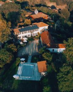 阿斯蒂Lanterna delle Fate House and swimming pool for exclusive use的享有带网球场的房屋的空中景致