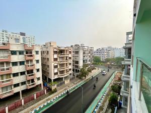 ThākurdwariExquisite 3BHK Apartment in the heart of Newtown beside Axis Mall, Action Area 1的享有拥有建筑和街道的城市美景