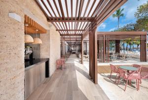 拉斯特拉纳斯Bahia Principe Grand El Portillo - All Inclusive的厨房和用餐区设有木制天花板和桌椅。