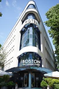 汉堡Boston Hotel HH的带有阅读活塞酒吧休息室的标志的建筑