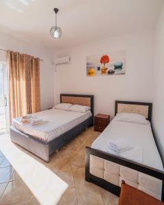 卡萨米尔Vila Feimi的一间卧室设有两张床和窗户。
