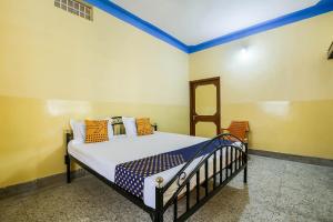 兰奇SPOT ON Cherish Guest House的一间卧室配有带橙色和蓝色枕头的床