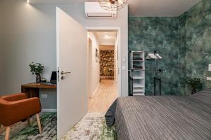 布达佩斯Luxury Tropical Apartment at Budapest的一间卧室配有一张床和一张桌子及椅子