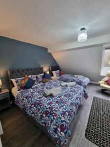 萨顿Sutton Apartment, Greater London的一间卧室配有两张带枕头的床。