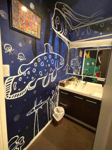 大阪ART HOUSE-アートハウス友家tomoya-的浴室墙上挂着一幅鱼画