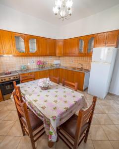 卡萨米尔Vila Feimi的厨房配有桌子和白色冰箱。