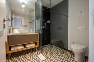 波尔图Santa Catarina FLH Suites的一间带水槽和卫生间的浴室