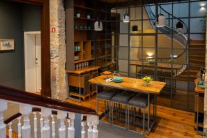 波尔图Santa Catarina FLH Suites的一间带桌子和楼梯的用餐室