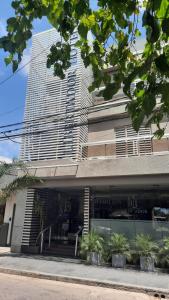 拉里奥哈Libertador Hotel的一座建筑,有一座大建筑背景