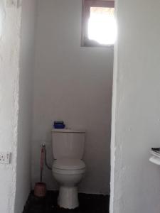 波特尔堡Wakanda cottage kibale的浴室设有白色卫生间和窗户