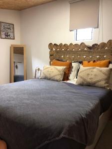 帕尔梅拉Quinta das Caçadoras - Animal lovers only的一间卧室配有一张大床和木制床头板