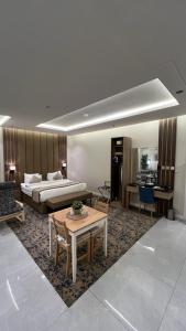 阿尔莎法النخيل رست的酒店客房配有一张床铺和一张桌子。