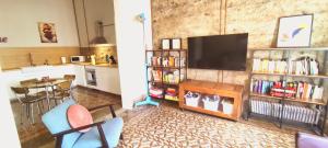 大加那利岛拉斯帕尔马斯Adara Vegueta Exclusive Apartment的客厅配有电视和桌椅