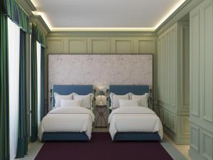佛罗伦萨伊莎贝拉室友酒店的配有两张床铺的绿色墙壁和窗户