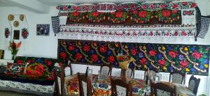 BrebCasa Pintea de Sub Coastă的一间房间,床上有色彩缤纷的毯子