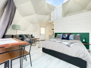 Victoria Beach Port Wade Glamping Domes的帐篷内一间卧室,配有一张床