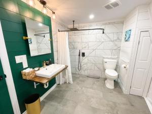 Victoria Beach Port Wade Glamping Domes的浴室配有白色水槽和卫生间。