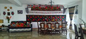 BrebCasa Pintea de Sub Coastă的客房设有带桌椅的壁炉。