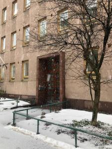 赫尔辛基Moderni siisti Studio koti jossa modernit kalusteet的雪中带玻璃门的建筑