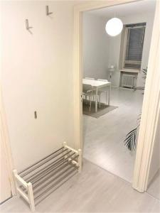 赫尔辛基Moderni siisti Studio koti jossa modernit kalusteet的走廊上设有长凳,房间设有桌子
