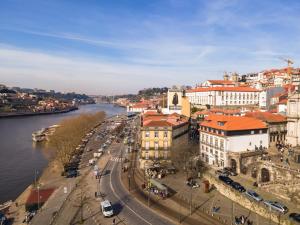 波尔图Memoria Porto FLH Hotels的享有河流和建筑的城市美景