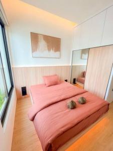 斯勒曼Villa Kamar Tamu Balecatur 2的一间卧室配有一张带两个枕头的大型粉红色床。