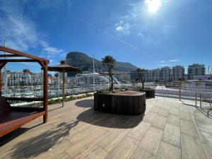 直布罗陀Deluxe Marina View Seafront Gibraltar Stay的享有城市美景的屋顶露台