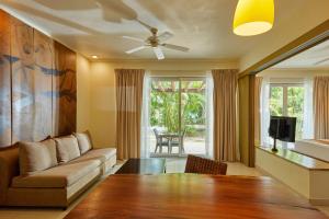 艾库玛尔Bahia Principe Luxury Sian Ka´an - Adults Only - All Inclusive的带沙发和吊扇的客厅