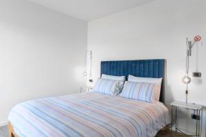 Ozzano MonferratoVilla Rocco Country House的一间卧室配有一张大床和蓝色床头板
