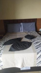 因比图巴Chale vista do Porto Imbituba com piscina的床上有毯子