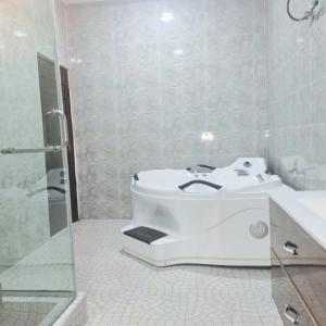拉各斯The Residenze Adeniyi Jone Ikeja的白色的浴室设有水槽和淋浴。