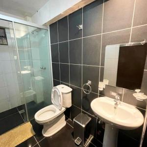 乌尤尼KW HOTEL的浴室配有卫生间、盥洗盆和淋浴。