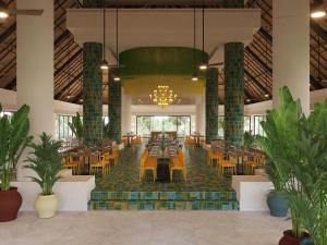 艾库玛尔Bahia Principe Luxury Akumal - All Inclusive的大楼内带桌椅的餐厅