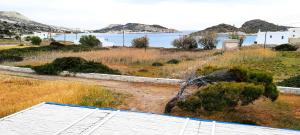 基莫洛斯岛Harmonia Studio Kimolos的从房子的屋顶上可欣赏到海景