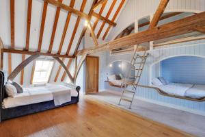 格雷夫森德Alpaca House - Sleeps 17 - DIY Hot Tub的一间卧室设有两张双层床和梯子