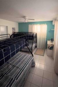 卡沃罗霍Villa Retiro R in Boquerón Area的一间卧室配有两张双层床。