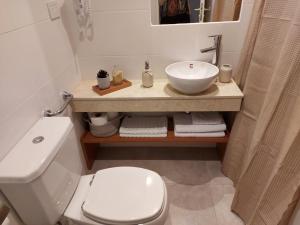 贝伦埃斯科巴La Morada Rentals Apartments的浴室配有白色卫生间和盥洗盆。