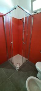 比亚恩科Villaggio Jonio Blu的红色的浴室设有淋浴和卫生间