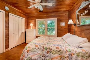 富丽海滩Folly Reclaimed的一间卧室配有一张床和吊扇