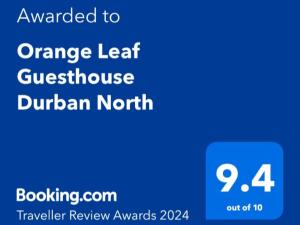 德班Orange Leaf Guesthouse Durban North的蓝色的标语,读到橙叶问题单,北面缠绕