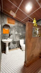 阿鲁甘湾Hakuna Matata Arugambay的一间带卫生间和水槽的浴室