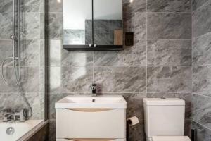 赫尔Smart 2 Bed Apartment with Parking in Central Hull的一间带卫生间、水槽和镜子的浴室