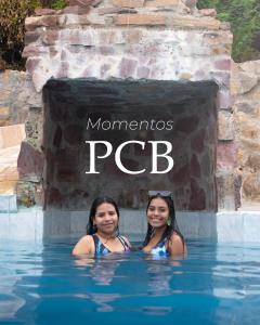 索里托斯Punta Cocos Beach Casitas的两个女孩站在水里,在念念头的圆锥形帐篷里