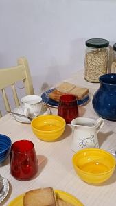 威尼斯La Dolce Venezia Guesthouse的一张桌子上放着不同的颜色板和碗