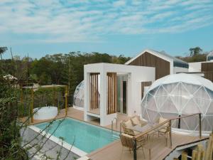 Ban Thung SawangThe X10 Nordic Tent and Glamping Pool Villa Khaoyai เขาใหญ่ - SHA Certified的一个带游泳池和冰屋的房子