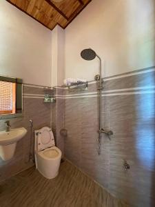 Kon Tum Kơ PangMộc House的浴室配有卫生间、盥洗盆和淋浴。