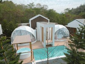 Ban Thung SawangThe X10 Nordic Tent and Glamping Pool Villa Khaoyai เขาใหญ่ - SHA Certified的享有带游泳池的3个圆顶的空中景致