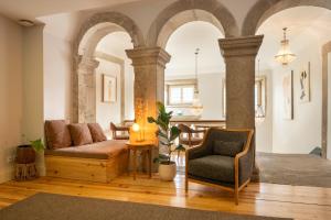 波尔图Memoria Porto FLH Hotels的客厅配有沙发和椅子