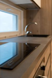 卡塔尼亚Maioliche Apartment的带水槽的厨房台面和窗户